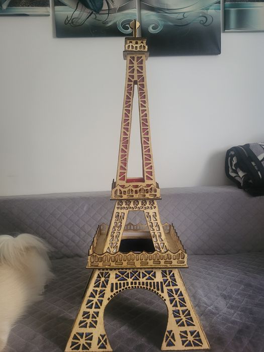 Turn Eiffel făcut din placaj