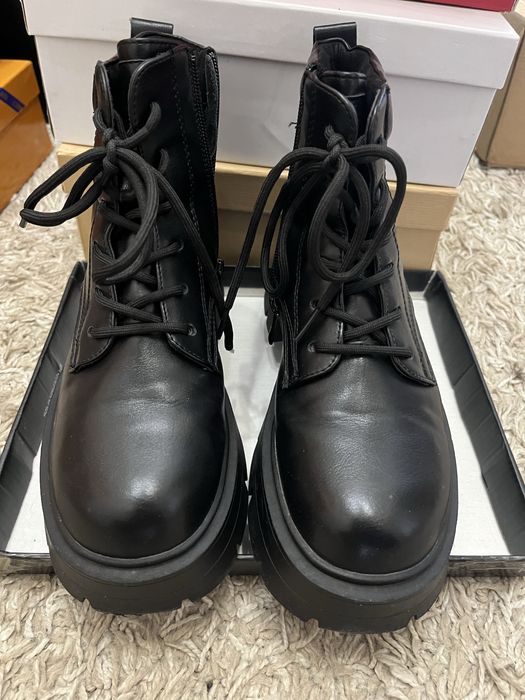 Продам женские ботинки