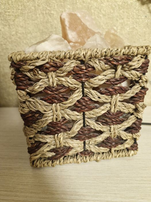 соляная лампа в плетеной корзине