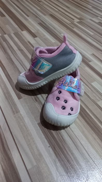 Лот - Маратонки адидас и вътрешни пантофи