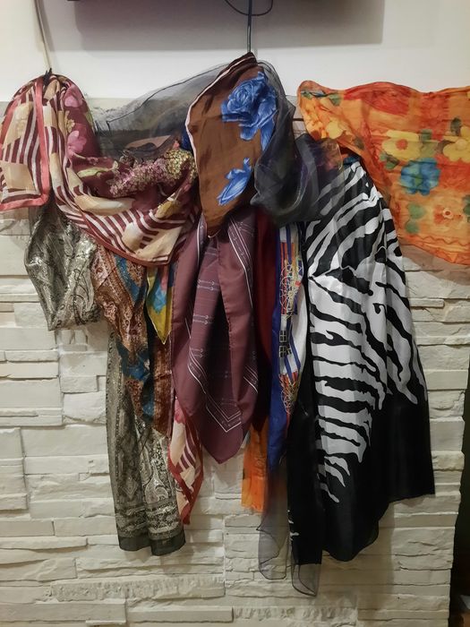 Esarfa cu medalion circular, Esarfe multicolore