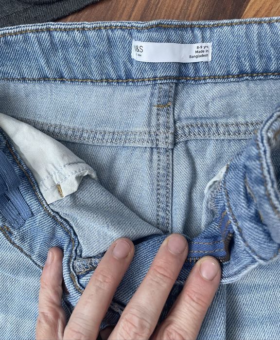 Haine pentru o fetiță de 8–9 ani (128–134 cm): blugi (M&S), colanți (LCW), bluze (H&M, LCW).