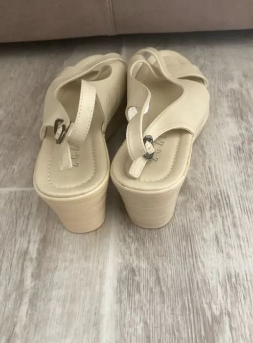 Босоножки женские