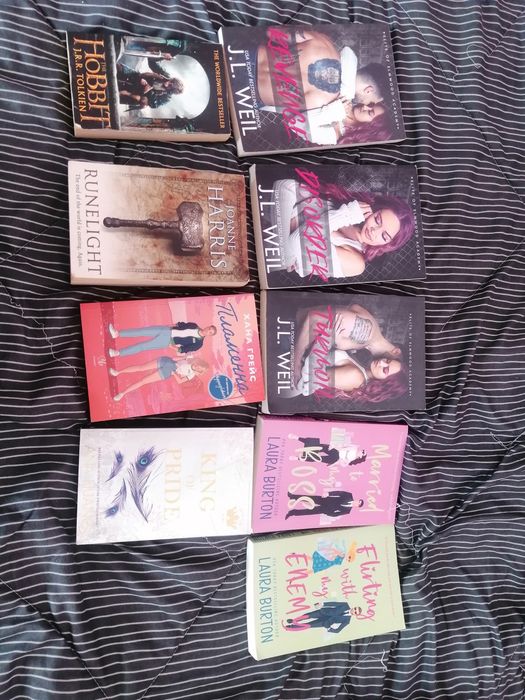 Продавам седем книги