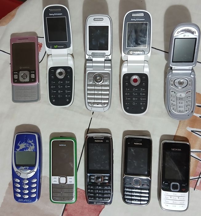 Telefoane retro cu butoane