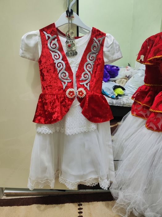 Продам платье с кажекей 3-5 лет