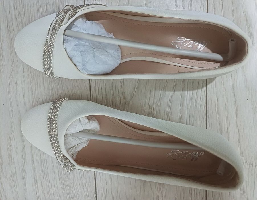 Vând pantofi noi,piele