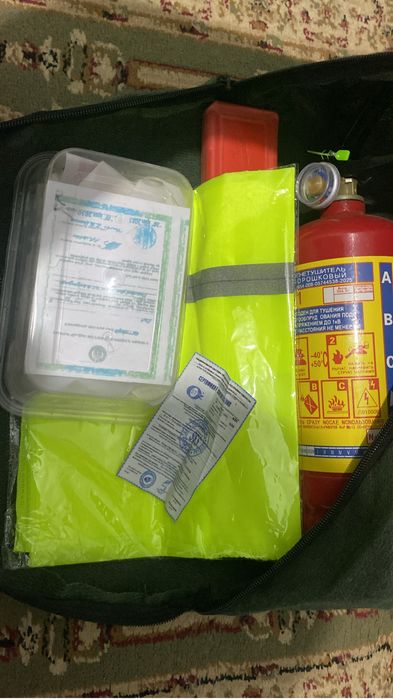Комплект для авто огнетушитель автоаптечка