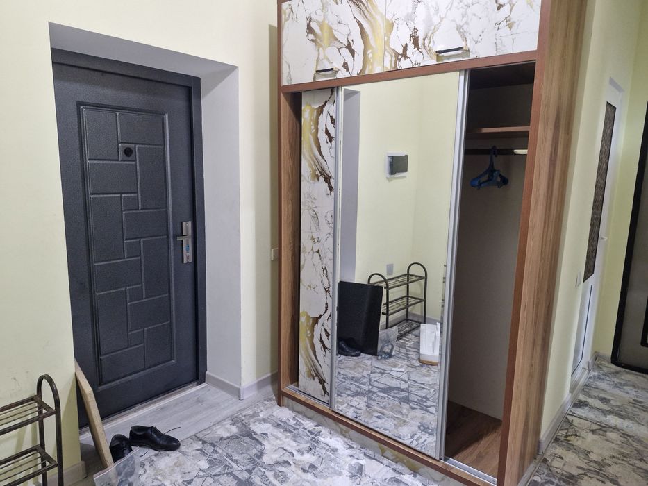 Qarshida Beklar mahallasida barcha sharoitlari mavjud 3 xonali uy bor