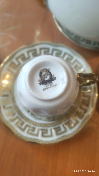 Чашечки, блюдца, чайник, ложечки, посуда.