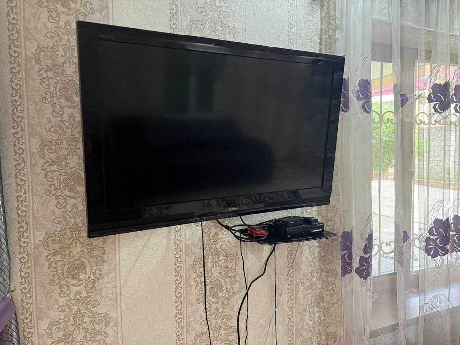 Телевизор 40" Toshiba 40CV550C (с кронштейном и полкой)