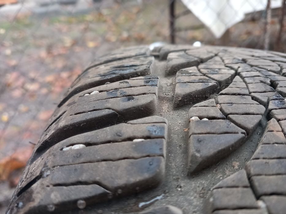 Vând jante te golf 4 anvelope de iarna 300€ folosite 1 sezon