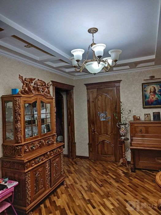 продается 4 комнатная квартира 1 этаж 100 кв. метров в центре города