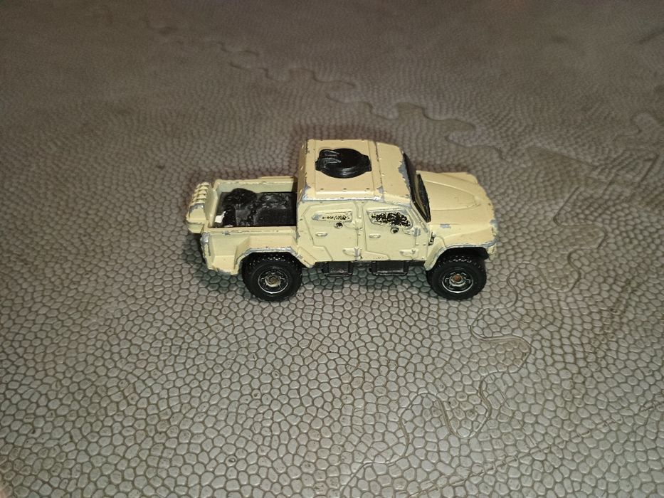 Метални колички и танк