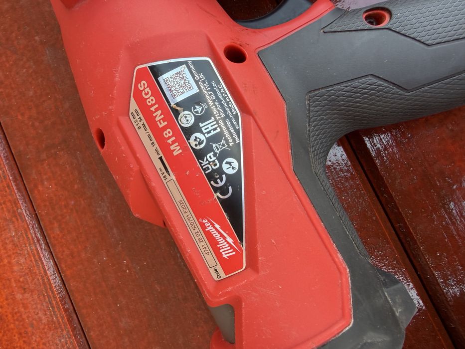 Milwaukee pistol de cuie pentru finisaj