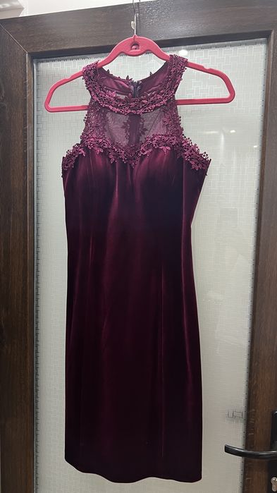 Rochie de catifea burgundi si dantela