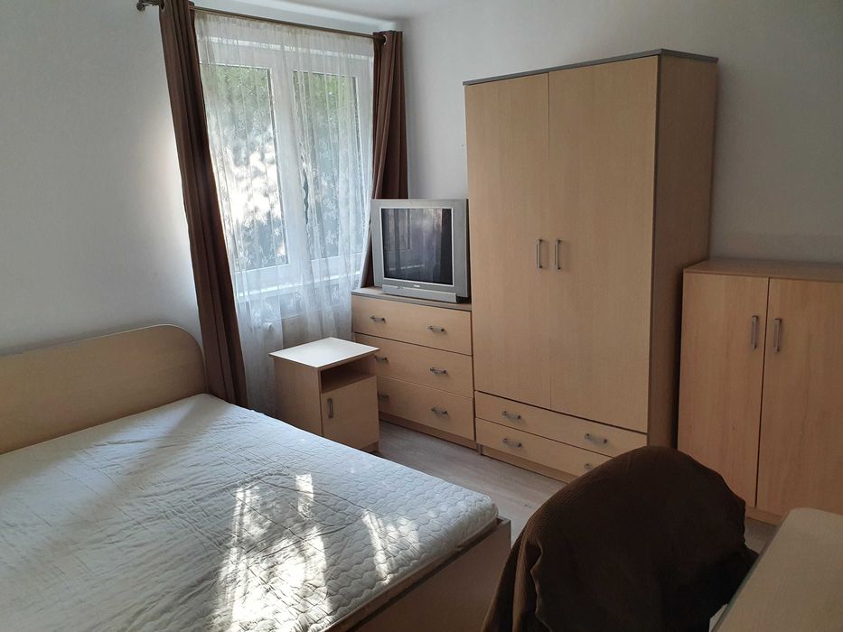 Inchiriez apartament 4 camere in zona 22 Decembrie , Targu-Mures, la 10 minute de UMFSt si Spitalul judetean.