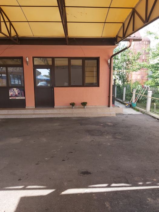 Spații comerciale de închiriat