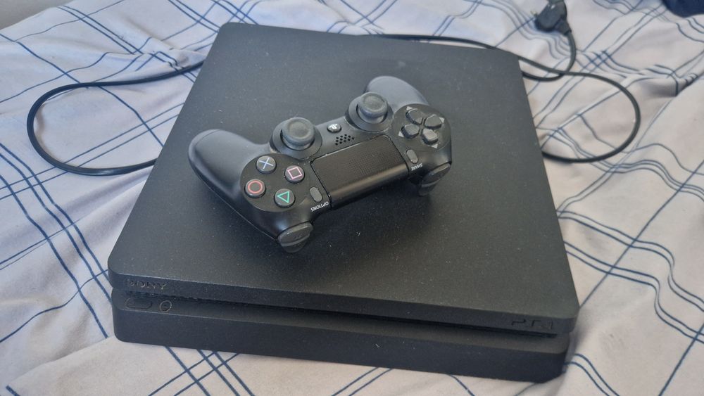 PlayStation 4 Standard 500GB + controller + 10 jocuri ( negociabil)
