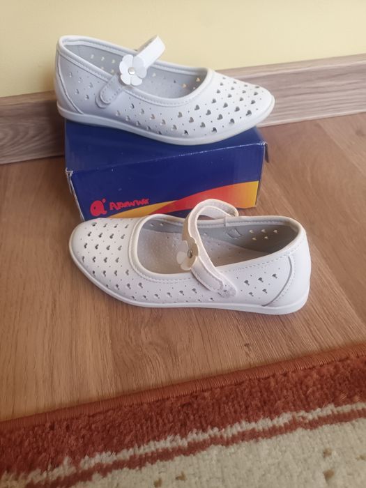 Pantofiori albi pentru fetite, stare impecabila