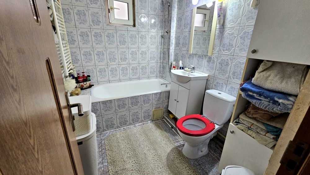 Vand apartament 2 camere Moinesti , in fata Spitalului