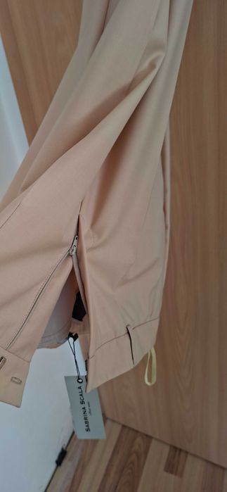 Pantaloni negri sau bej