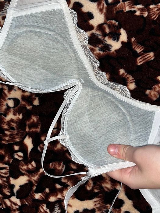 белый бюстгалтер, полностью новый, не одевали