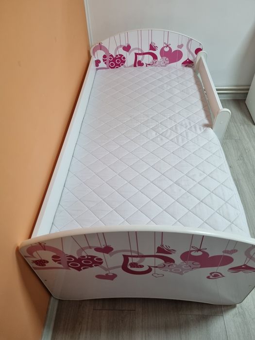 Pat alb pentru fetită