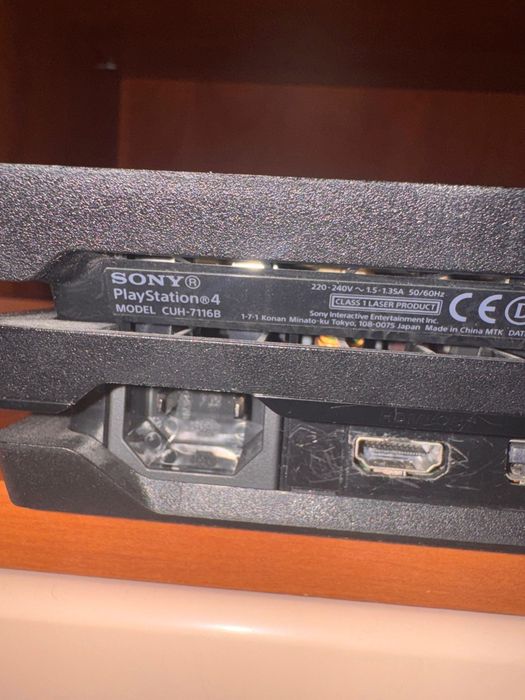 Consolă play station 4 + stație de încărcare și 2 controlere