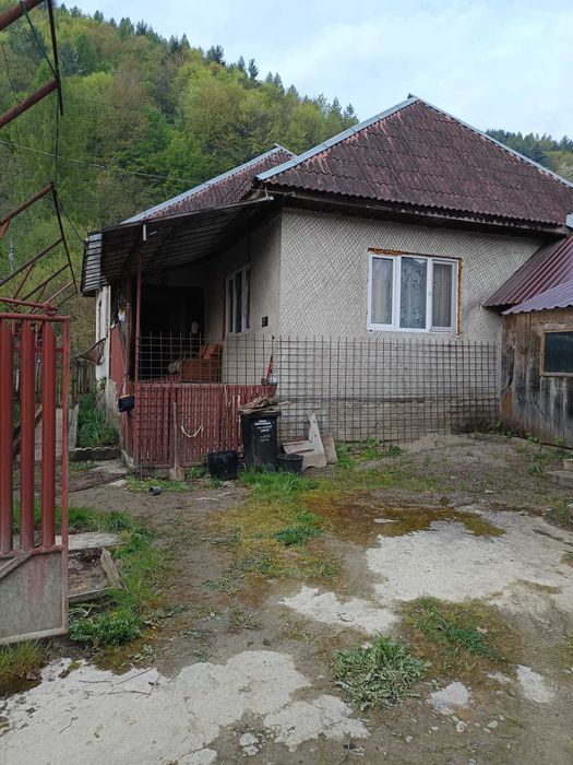 Se vinde casă, situată într-o zonă liniștită, ideală pentru locuit și relaxare.