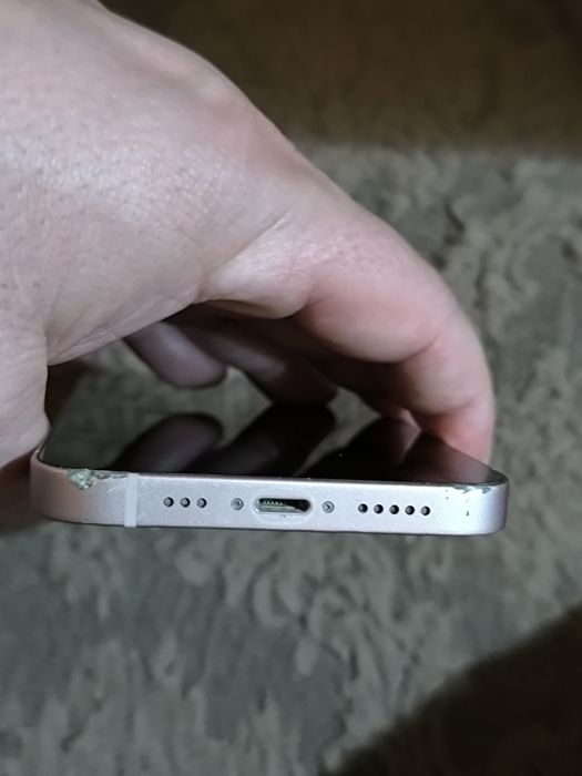 Телефон iPhone 13