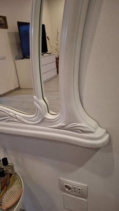 Oglinda alba cu model