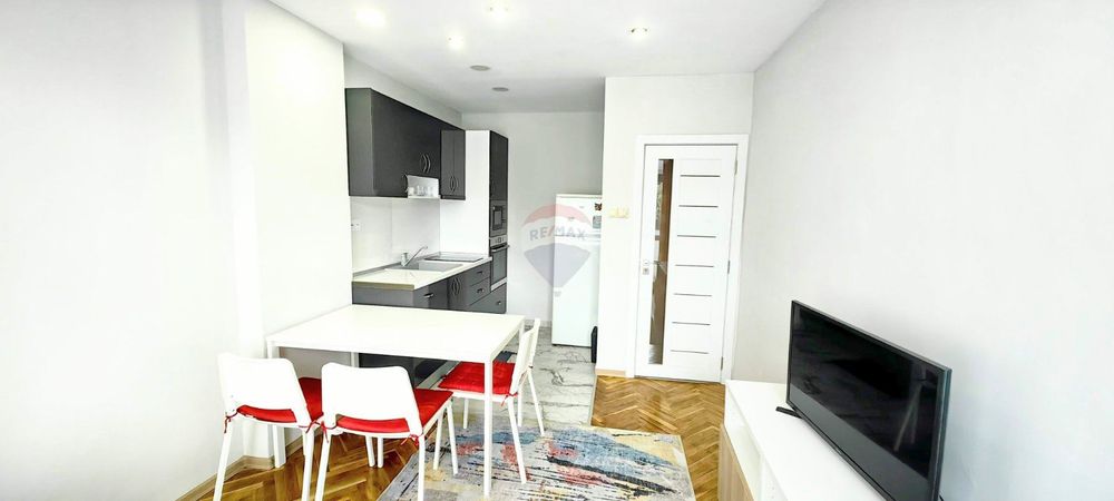 Дава се под наем Тристаен апартамент в Варна, Гръцка махала - 68 кв.м за 612 € - Снимка #1