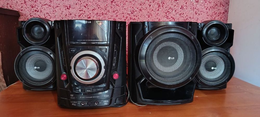 Muzikalni sentr sotiladi xammayogʻi ishledi tiniq. Narxi 3 million.