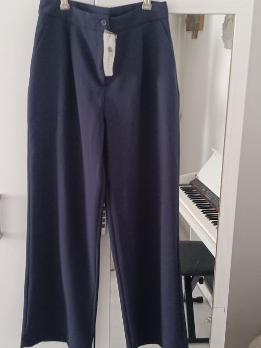 Vând  pantaloni  pentru doamne sau domnișoare.