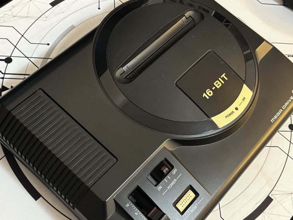 Sega Mega Drive Complet (Alimentator, Cablu Video, Controller si Joc Super HangOn