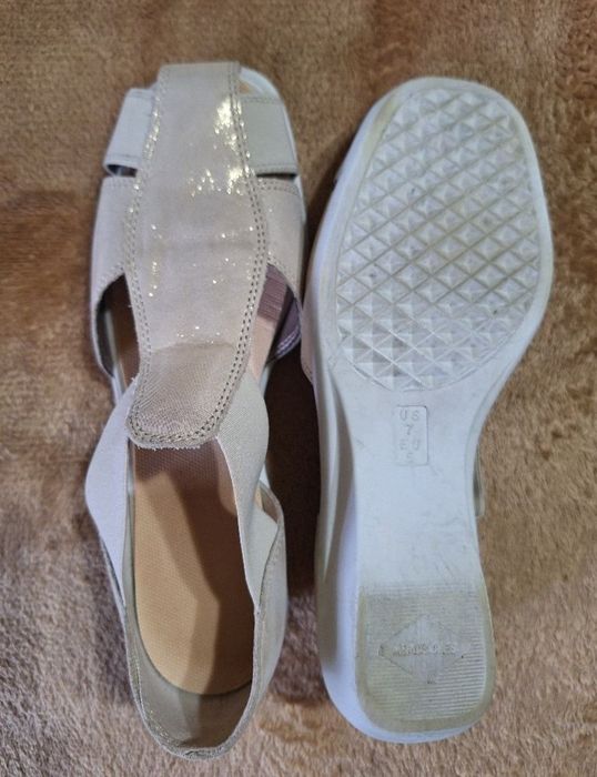 Сандали в златисто