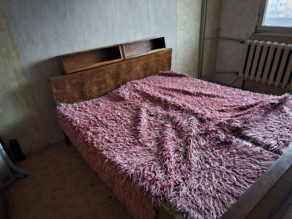 Продавам спалня и два гардероба от орех!