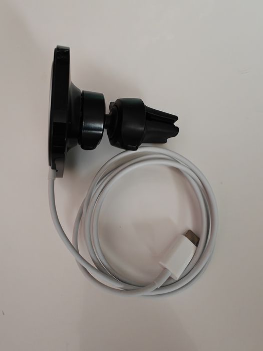 Apple Magsafe зарядно със  Spigen MagFit поставка за кола