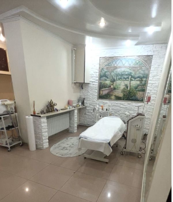 Кабинет в салоне красоты, в центре, просторный