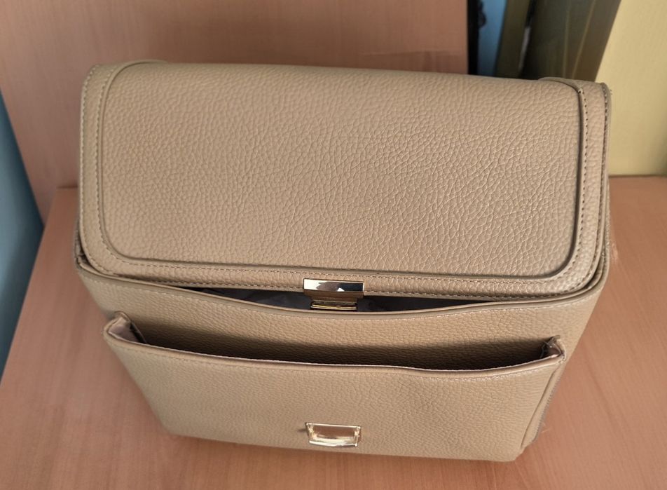 Елегантна дамска чанта бежов цвят/таупе, в отлично състояние
