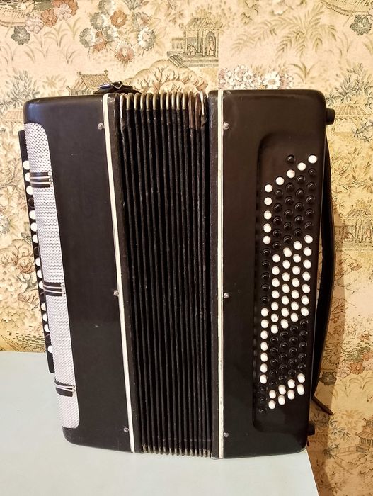 Продам баян Тембр.