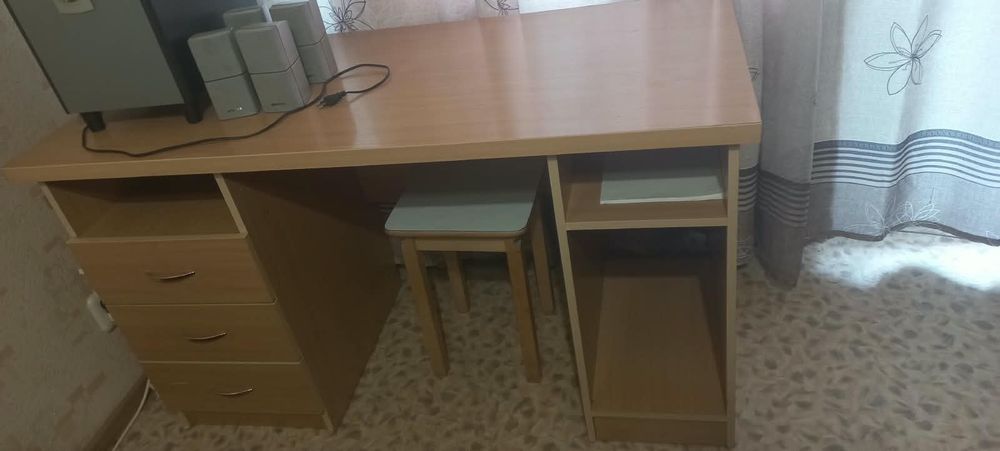 Продам крепкий компьютерный вместительный стол