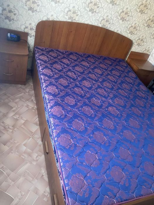 Срочно!!! Продам кравать с матрасом. и тумбочками. Самовывоз.