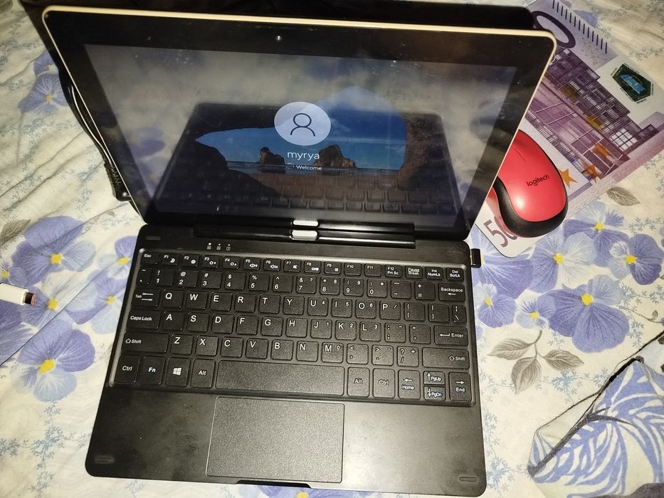 Vând tableta laptop 2 in 1  myria cu Windows 10
