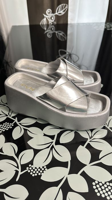 Шлепки на платформе