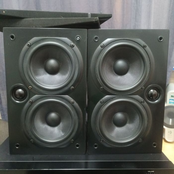 Boxe sateliți KEF și Teufel