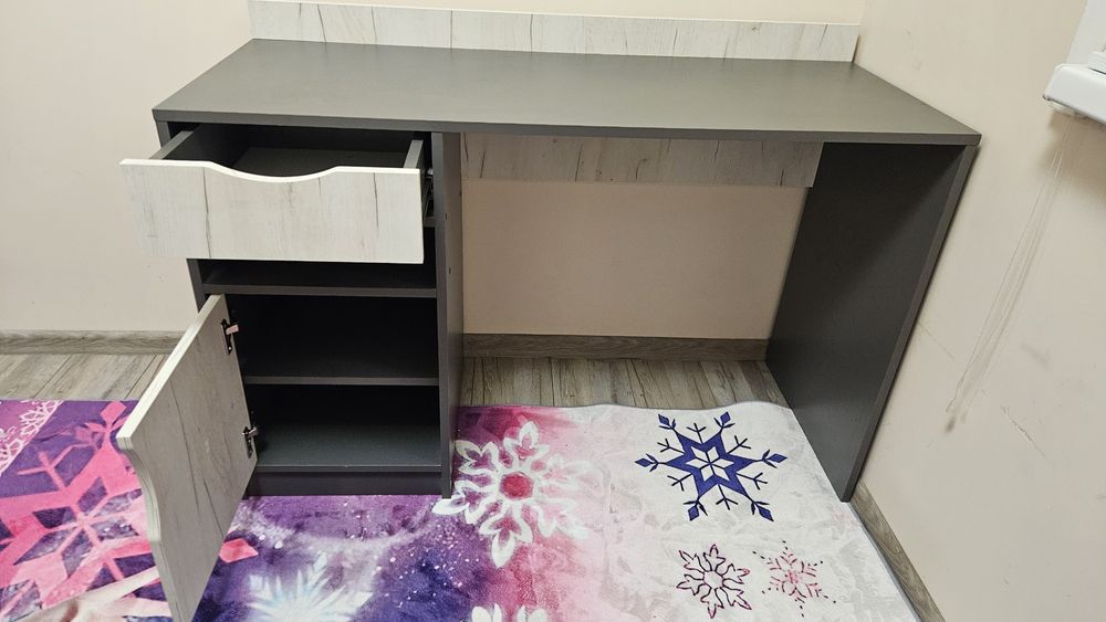 Продавам ново бюро