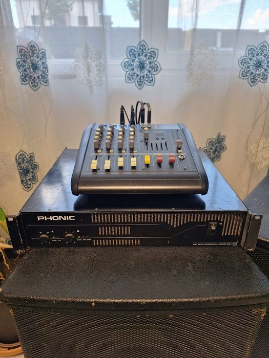 Vând boxe cu statie