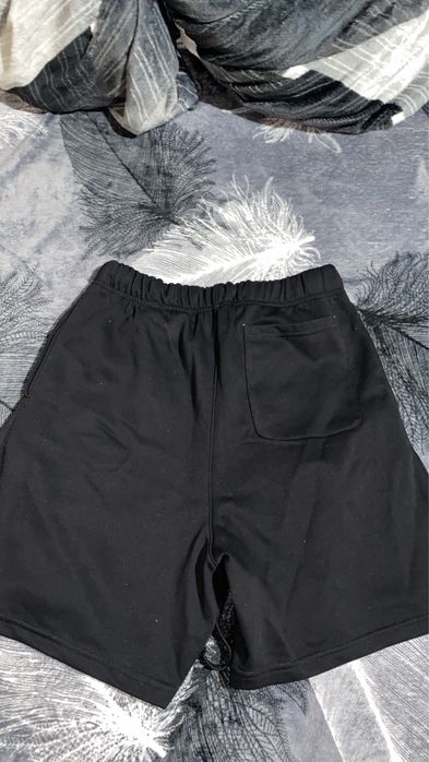 pantaloni scurți
